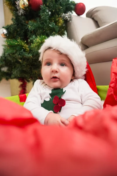 Schattige babyjongen in grote kerstcadeau — Stockfoto