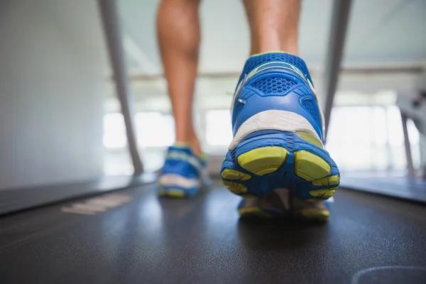 Mann läuft auf Laufband in Turnhalle — Stockfoto