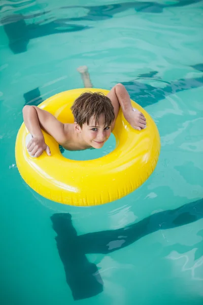 Chlapec, plavání s gumovým kroužkem — Stock fotografie