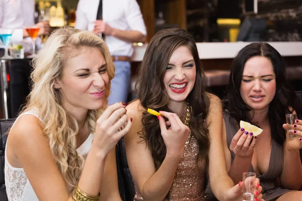 Happy vrienden drinken schoten samen — Stockfoto