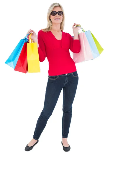 Feliz rubia sosteniendo bolsas de compras — Foto de Stock