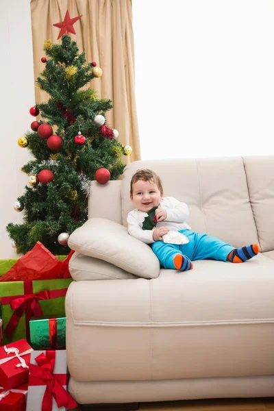 Roztomilý chlapeček na gauči na Vánoce — Stock fotografie