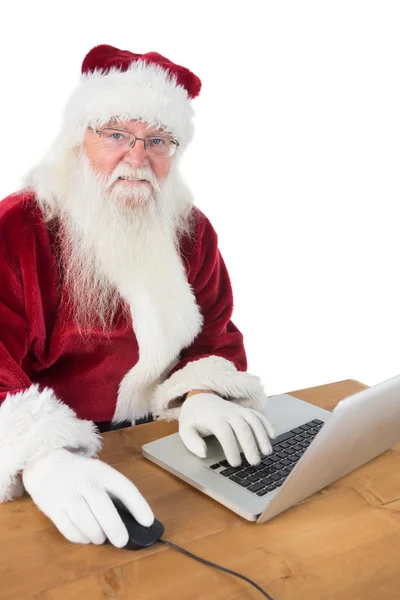 Weihnachtsmann surft im Internet — Stockfoto