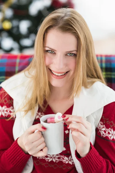 Uśmiechnięta blondynka w zimowe ubrania trzymając kubek — Zdjęcie stockowe