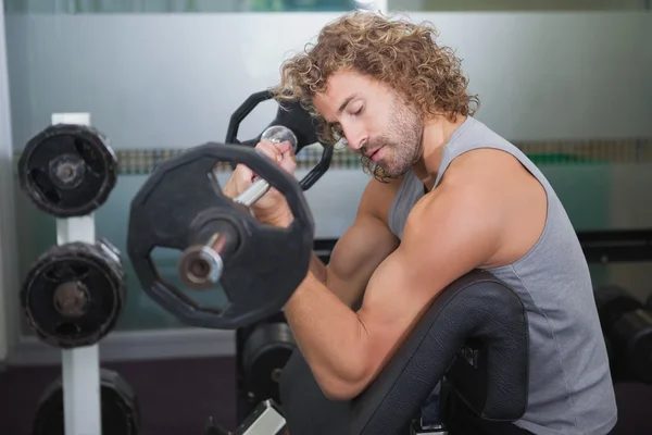 Man tilt lange halter in de sportschool — Stockfoto