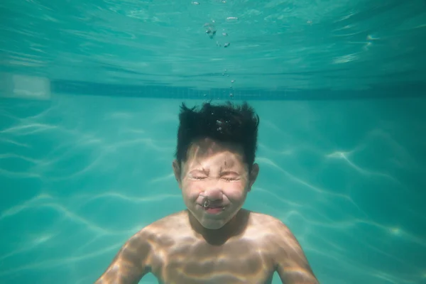 Ragazzo carino in posa sott'acqua in piscina — Foto Stock