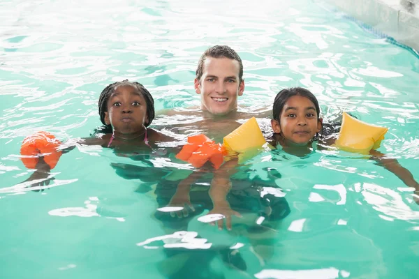 Κλάση χαριτωμένο κολύμπι στην πισίνα με προπονητή — Φωτογραφία Αρχείου