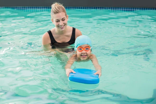 Schattige kleine jongen leren om te zwemmen met coach — Stockfoto