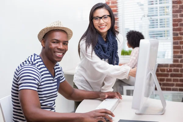 Creatieve business mensen met behulp van computer — Stockfoto