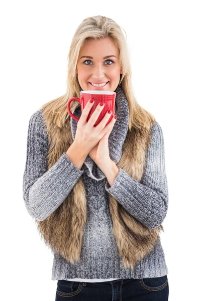 Mulher em roupas de inverno segurando uma caneca — Fotografia de Stock