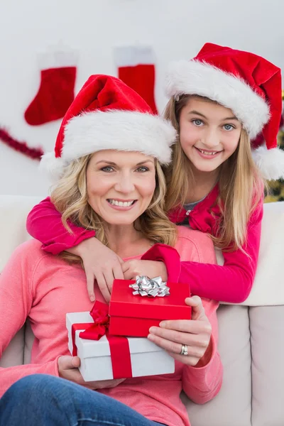 Festliche Mutter und Tochter mit Geschenken Stockbild