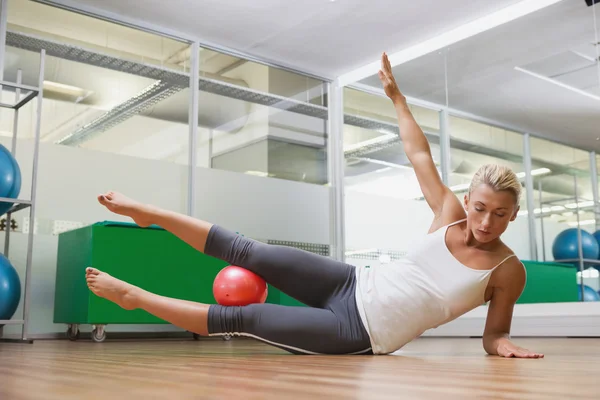 Po celé délce žena dělá fitness cvičení v tělocvičně — Stock fotografie