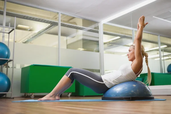 Zijaanzicht van vrouw doen fitness oefening in de fitness-studio — Stockfoto