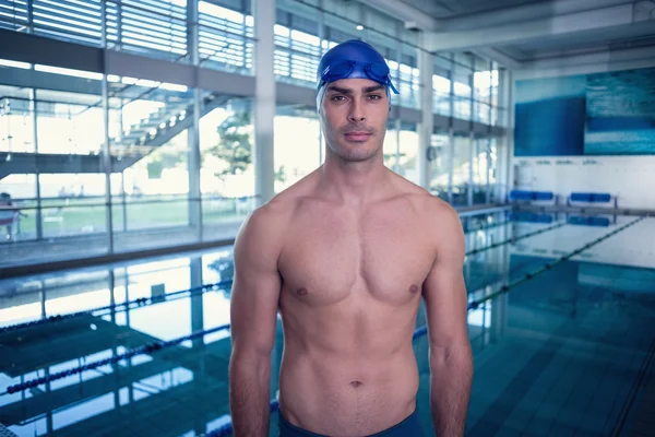 Nuotatore senza maglietta in forma vicino alla piscina presso il centro ricreativo — Foto Stock