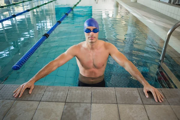 Passa simmare i poolen på fritidscenter — Stockfoto