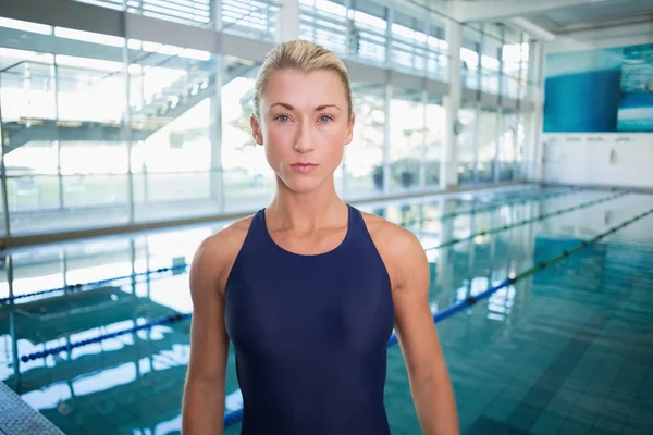 Nadadora femenina en piscina en el centro de ocio —  Fotos de Stock