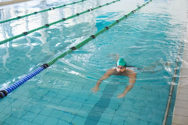 Hombre nadando en la piscina en el centro de ocio —  Fotos de Stock