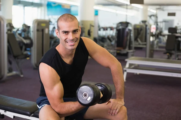 Retrato del hombre haciendo ejercicio con mancuerna en el gimnasio — Foto de Stock