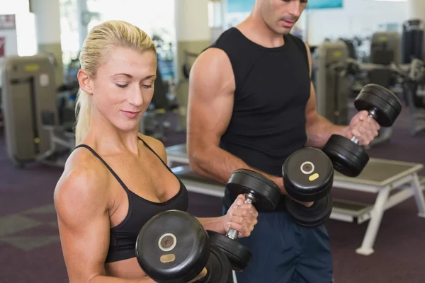 Paar uitoefenen met halters in gym — Stockfoto