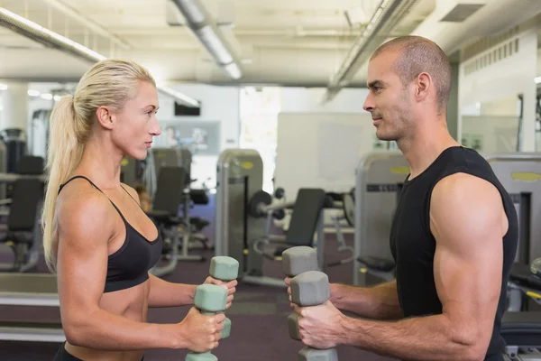 Spor salonunda dumbbells ile egzersiz Çift — Stok fotoğraf