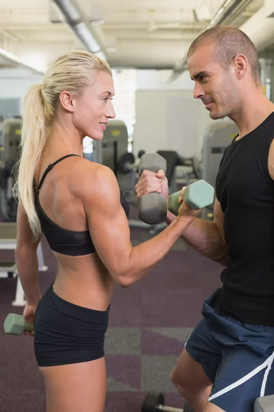 Allenamento di coppia con manubri in palestra — Foto Stock