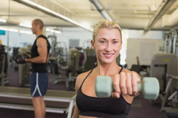 Paar uitoefenen met halters in gym — Stockfoto