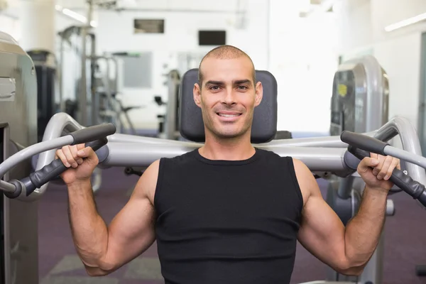 Uśmiechający się młody mężczyzna pracujący na komputerze fitness w siłowni — Zdjęcie stockowe