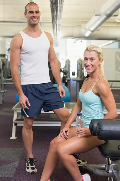 适合微笑在健身房的年轻夫妇 — 图库照片