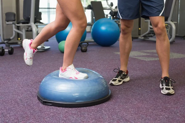 Low section of couple exercising at gym — Stock Photo, Image