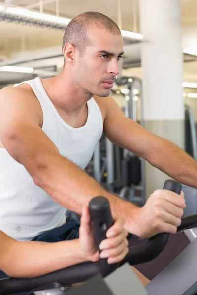 Uomo che lavora sulla cyclette in palestra — Foto Stock