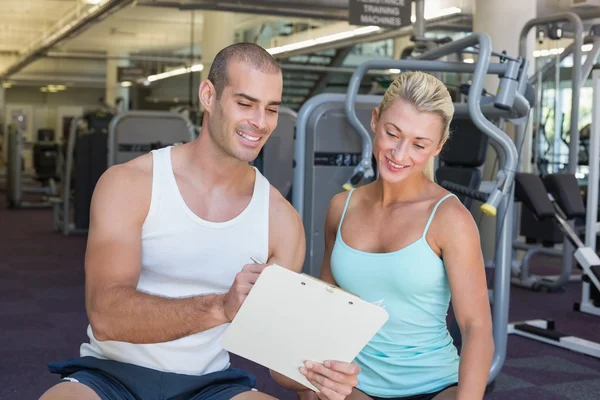 Frau diskutiert ihren Auftritt am Klemmbrett mit einem Trainer bei — Stockfoto