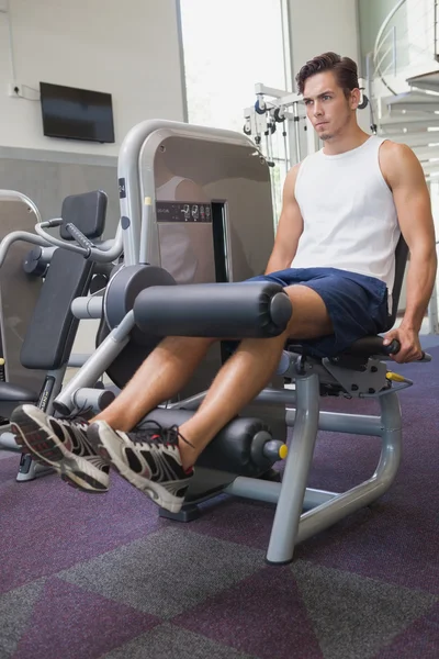 Adam ağırlık makinasıyla bacaklar için uygun — Stok fotoğraf