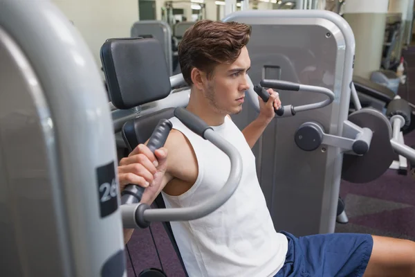 Fit mens met behulp van gewichten machine voor wapens — Stockfoto