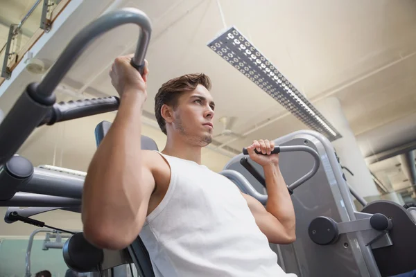 Fit mens met behulp van gewichten machine voor wapens — Stockfoto