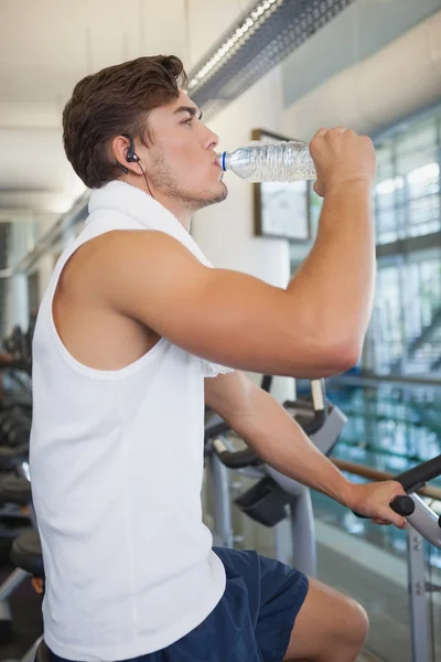 Hombre en forma haciendo ejercicio en la bicicleta estática —  Fotos de Stock