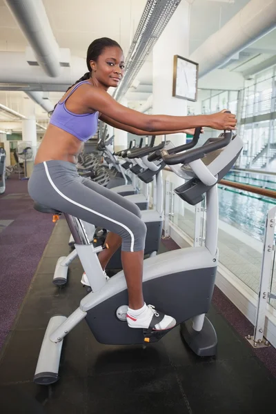 Fit mulher trabalhando na bicicleta de exercício — Fotografia de Stock