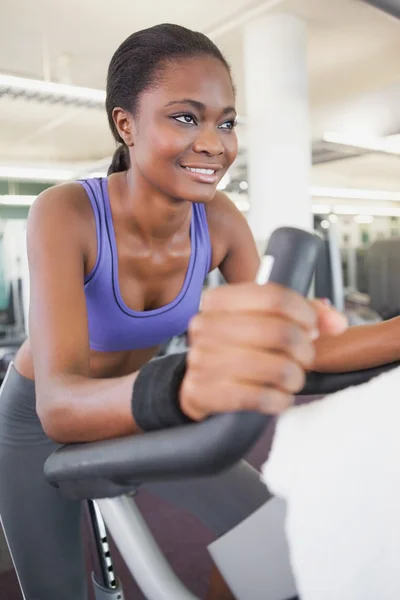 Kobieta pracuje na rower treningowy sprawny — Zdjęcie stockowe