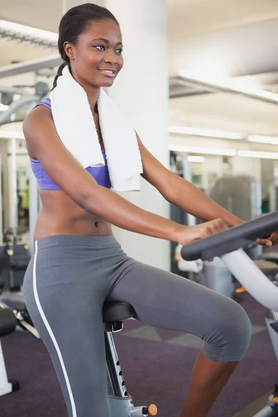 Adatta donna che lavora sulla cyclette — Foto Stock