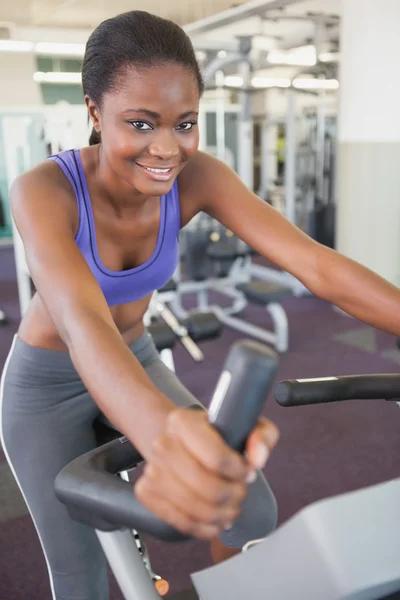 Fit femme travaillant sur le vélo d'appartement — Photo