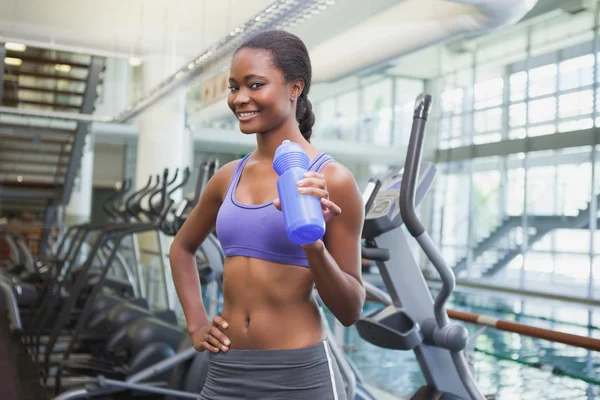 Fit woman smiling at camera — Stock Photo, Image