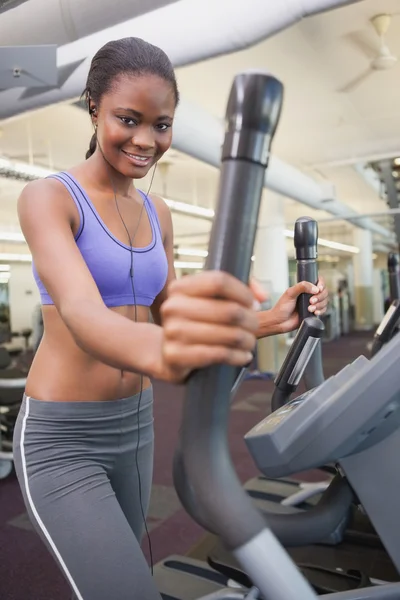Sağlıklı kadın üzerinde çapraz eğitim egzersiz — Stok fotoğraf