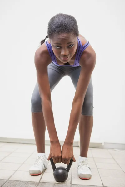 Passar kvinnan lyfta upp kettlebell — Stockfoto