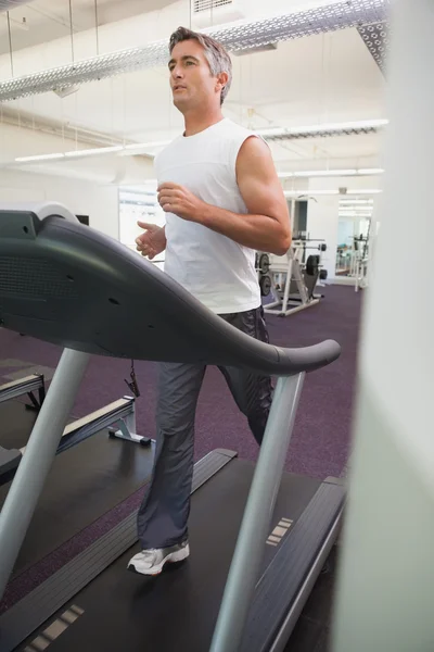 健壮的男人在跑步机上锻炼 — 图库照片