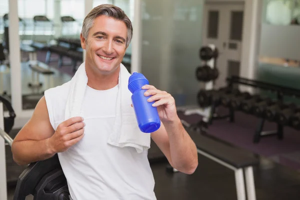 Fit man taking a break in the weights room — Stock Photo, Image