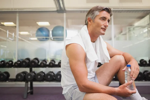 Fitter Mann macht Pause im Hantelraum — Stockfoto