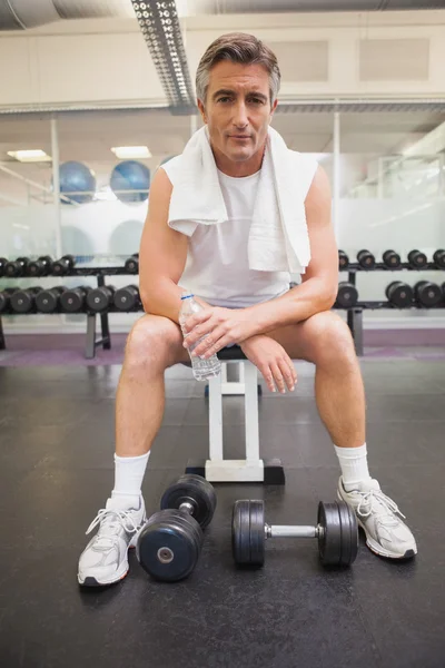 Fit man taking a break in the weights room — Stock Photo, Image