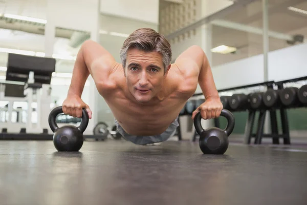 In forma uomo utilizzando kettlebells nel suo allenamento — Foto Stock