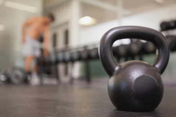 Επικεντρωθεί σε μεγάλο μαύρο kettlebell στην αίθουσα βάρη — Φωτογραφία Αρχείου