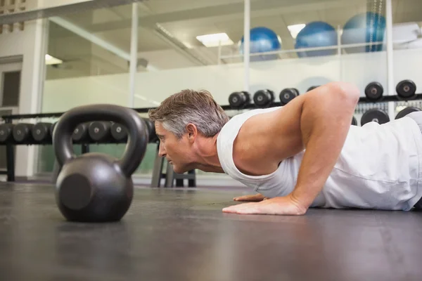 Fitter Mann mit Kettlebells im Training — Stockfoto