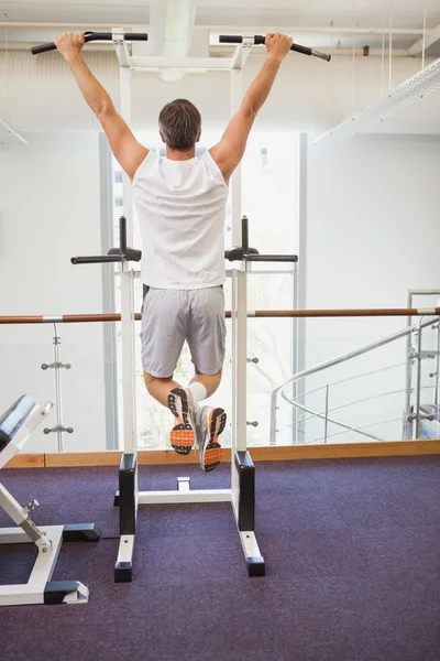 Fitter Mann macht Klimmzüge im Fitnessstudio — Stockfoto